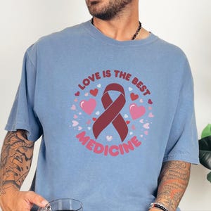 Comfort Colors T-Shirt zur Unterstützung von Familien mit Blutkrebs, „Liebe ist die beste Medizin“-T-Shirt, Oberteil zur Unterstützung von Chemotherapie-Pflegepersonen, T-Shirt für Familien mit Krebs Bild 9