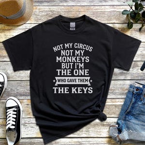Camiseta com humor sarcástico: Não é meu circo, não são meus macacos, mas fui eu quem lhes dei as chaves | Camiseta engraçada do caos imagem 4