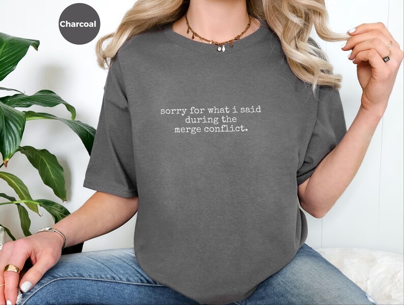 Lustiges Programmier-T-Shirt: Tut mir leid für das, was ich während des Merge-Konflikts gesagt habe, T-Shirt, Programmierer Geschenk Bild 2