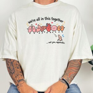 T-Shirt mit Blinddarm-OP-Motiv, lustiges Medizin-T-Shirt, Geschenk zur Genesung nach einer Blinddarmentfernung, niedliches T-Shirt mit menschlicher Organanatomie, Geschenk für OP-Krankenschwestern Bild 9