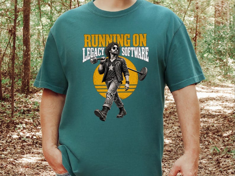 Camiseta de programador, regalo para ingeniero de software, camiseta rockera vintage, camiseta divertida para programador, regalo de humor tecnológico, funcionando con software heredado imagen 1