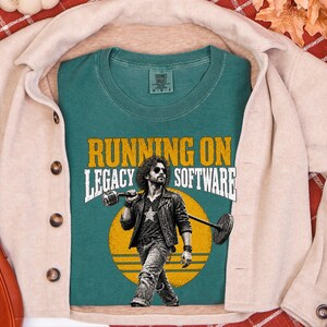 Camiseta de programador, regalo para ingeniero de software, camiseta rockera vintage, camiseta divertida para programador, regalo de humor tecnológico, funcionando con software heredado imagen 8