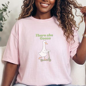 Comfort Colors Silly Goose Tee, There She Goose Funny Birdwatcher Shirt, Sarcastic Cottagecore Animal Lover Outfit, Aunt Goose imagen 8