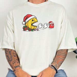 Camiseta Pac-Man, Presente de Natal para Gamers, Camiseta Retrô de Arcade, Camiseta de Jogos para as Festas, Camiseta Divertida para Gamers, Presente de Natal Pac-Man imagem 10