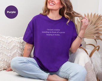 Krankenschwester steht vor einem Pyxis-Apotheken-T-Shirt – Lustiger Nachtschicht-Humor