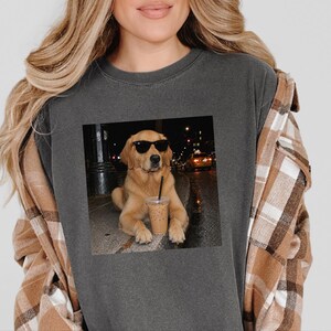 Maglietta con Golden Retriever, regalo per amanti dei cani, cane che beve caffè, regalo per la mamma di un Golden Retriever, maglietta con cane e caffè freddo immagine 3