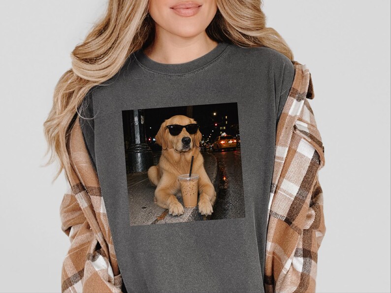 Maglietta con Golden Retriever, regalo per amanti dei cani, cane che beve caffè, regalo per la mamma di un Golden Retriever, maglietta con cane e caffè freddo immagine 3