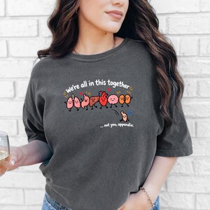 T-Shirt mit Blinddarm-OP-Motiv, lustiges Medizin-T-Shirt, Geschenk zur Genesung nach einer Blinddarmentfernung, niedliches T-Shirt mit menschlicher Organanatomie, Geschenk für OP-Krankenschwestern Bild 3