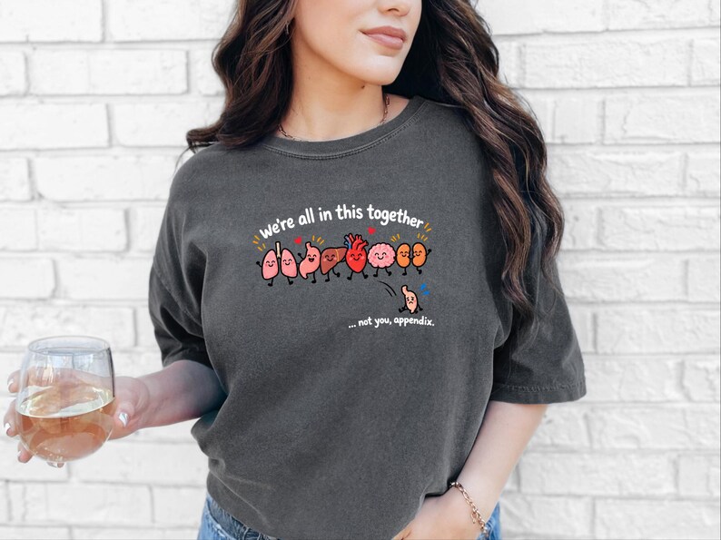T-Shirt mit Blinddarm-OP-Motiv, lustiges Medizin-T-Shirt, Geschenk zur Genesung nach einer Blinddarmentfernung, niedliches T-Shirt mit menschlicher Organanatomie, Geschenk für OP-Krankenschwestern Bild 3