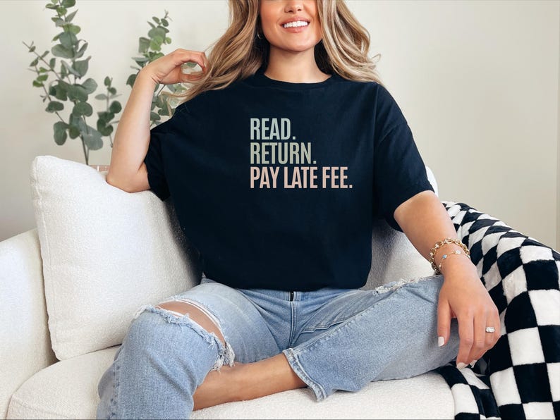 Read. Return. Pay Late Fee. Funny Library Humor Shirt, Book Lover and Librarian Gift, Reading Addict Tee, Comfort Colors Reader Shirt imagen 1