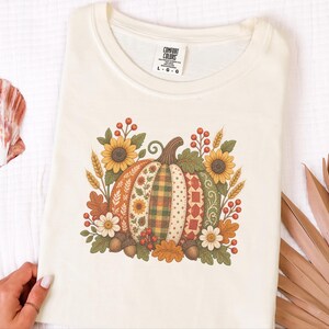 Floral Pumpkin Shirt, Vintage Patchwork Fall Tee, Cottagecore Thanksgiving Outfit, Quilted Pumpkin Autumn Garden Gift image 7