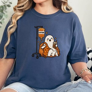 Ghost Coffee Shirt, Spooky Season Tee, Night Shift Nurse Gift, Halloween Coffee Lover, Caffeine IV Sweatshirt afbeelding 3