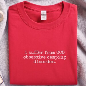 Camiseta divertida con humor sobre acampar, Sufro de TOC - Trastorno Obsesivo Compulsivo por Acampar, Regalo de Concientización sobre Neurodiversidad y TDAH, Campista Feliz al Aire Libre imagen 7