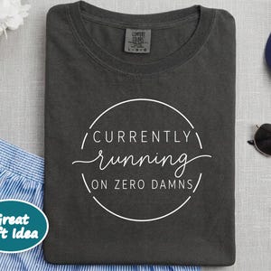 Sarcastic Quote Shirt, Funny Saying Tee, Currently Running On Zero Damns Sweatshirt, Introvert Humor Gift, Sarcastic Pullover Bild 5