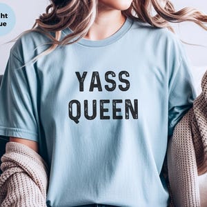 Camiseta de Yas Queen Drag Race, camiseta divertida y sarcástica de cultura pop, regalo de humor para empoderar a las mujeres de la Generación Z, top para fiestas del Orgullo LGBTQ, top de regalo de broma imagen 2