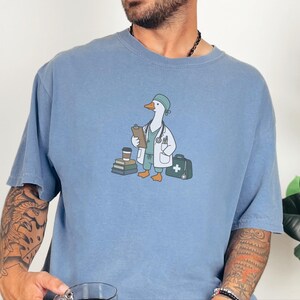 Camiseta Medical Goose, regalo para médicos, camiseta divertida para enfermeras, regalo para estudiantes de medicina, camiseta para trabajadores de la salud, regalo de graduación para médicos imagen 3