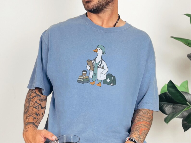 Camiseta Medical Goose, regalo para médicos, camiseta divertida para enfermeras, regalo para estudiantes de medicina, camiseta para trabajadores de la salud, regalo de graduación para médicos imagen 3