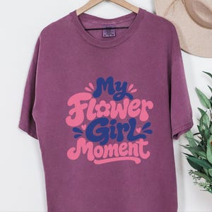 Comfort Colors Blumenmädchen-Shirt | Mein Blumenmädchen-Moment-T-Shirt, personalisiertes Hochzeits-Brautjungfern-Shirt für Hochzeit, Feier im Ausland, Probe Bild 2