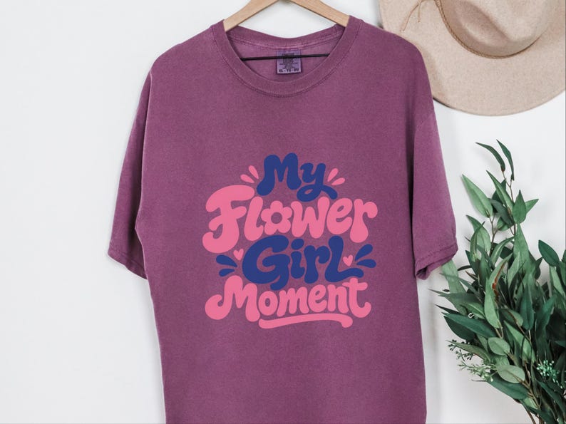 Comfort Colors Blumenmädchen-Shirt | Mein Blumenmädchen-Moment-T-Shirt, personalisiertes Hochzeits-Brautjungfern-Shirt für Hochzeit, Feier im Ausland, Probe Bild 2