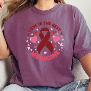 Comfort Colors T-Shirt zur Unterstützung von Familien mit Blutkrebs, „Liebe ist die beste Medizin“-T-Shirt, Oberteil zur Unterstützung von Chemotherapie-Pflegepersonen, T-Shirt für Familien mit Krebs Bild 5