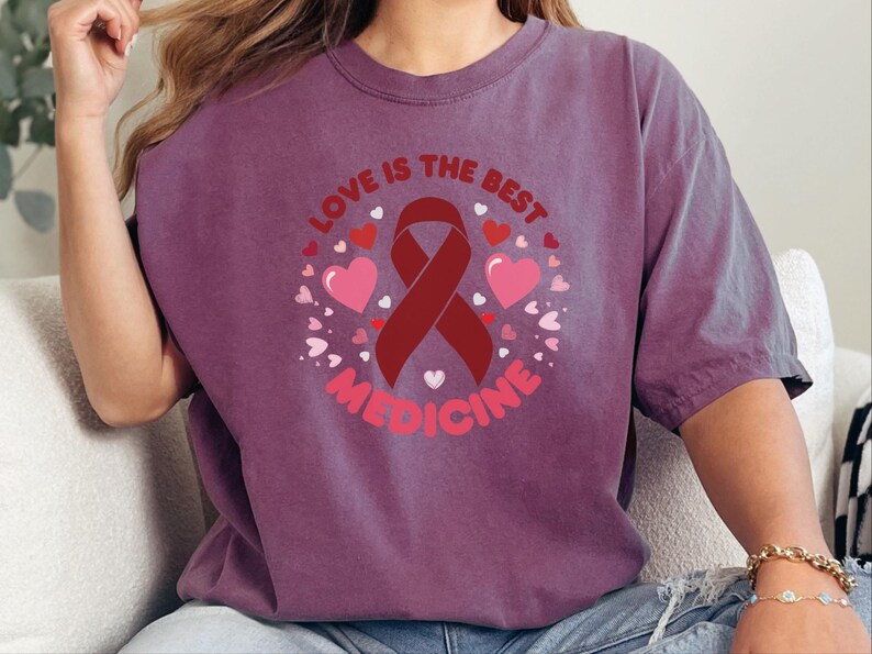 Comfort Colors T-Shirt zur Unterstützung von Familien mit Blutkrebs, „Liebe ist die beste Medizin“-T-Shirt, Oberteil zur Unterstützung von Chemotherapie-Pflegepersonen, T-Shirt für Familien mit Krebs Bild 5