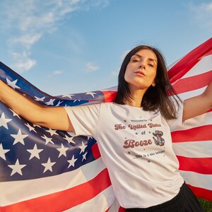 Camiseta para beber durante el día, Estados Unidos del alcohol, Camiseta patriótica sobre alcohol, Fiesta del 4 de julio, Camiseta divertida con la bandera estadounidense para el Día de la Independencia imagen 2