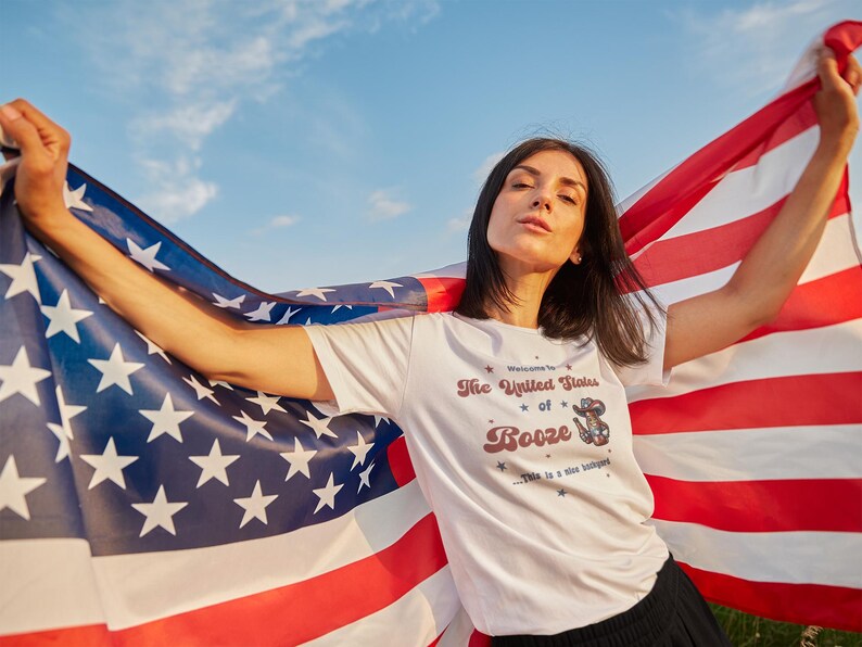 Camiseta para beber durante el día, Estados Unidos del alcohol, Camiseta patriótica sobre alcohol, Fiesta del 4 de julio, Camiseta divertida con la bandera estadounidense para el Día de la Independencia imagen 2