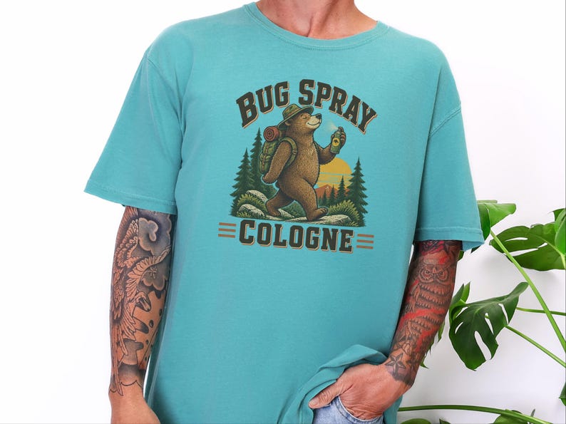 Camiseta divertida para senderismo, camiseta de naturaleza al aire libre, idea de regalo para campistas, camiseta con repelente de insectos, camiseta de senderismo con osos, regalo de humor para excursionistas, camiseta para amantes del senderismo imagen 1