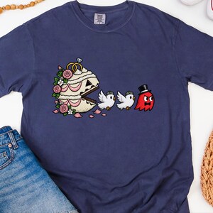 Gamer-Hochzeitsshirt, Geschenk für Gaming-Paare, Retro-Gaming-T-Shirt, Nerdiges Hochzeitsgeschenk, Pac-Man-Shirt Bild 4