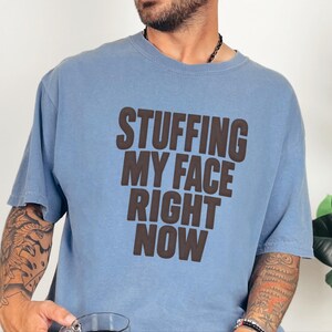 Thanksgiving-Familienessen-T-Shirt, lustiges Geschenk für Feinschmecker, „Ich stopfe mir gerade den Bauch voll“-Shirt, Festtagsoutfit Bild 5