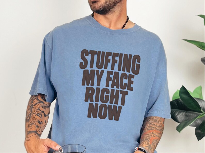 Thanksgiving-Familienessen-T-Shirt, lustiges Geschenk für Feinschmecker, „Ich stopfe mir gerade den Bauch voll“-Shirt, Festtagsoutfit Bild 5