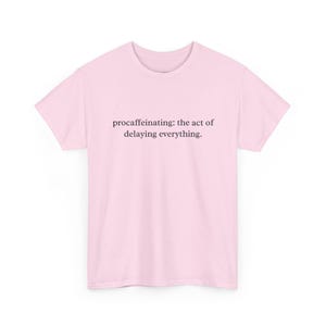 Procaffeinating: The Art of Delaying Everything - Funny Coffee T-Shirt, Sarcastic Humor and Caffeine Addict Gift for Office and Work. Bild 7