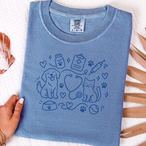 T-Shirt für Tierarzthelfer/innen, Geschenkidee für Tierärzte/innen, T-Shirt für Tiermedizinstudenten/innen, T-Shirt für Tierärzte/innen Bild 10