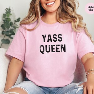 Camiseta de Yas Queen Drag Race, camiseta divertida y sarcástica de cultura pop, regalo de humor para empoderar a las mujeres de la Generación Z, top para fiestas del Orgullo LGBTQ, top de regalo de broma imagen 3