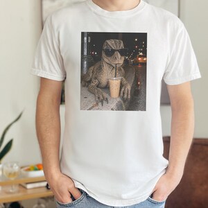 Camiseta de café helado con dinosaurios, regalo divertido para amantes de los dinosaurios, camiseta para amantes de los reptiles, regalo para adictos al café. imagen 7
