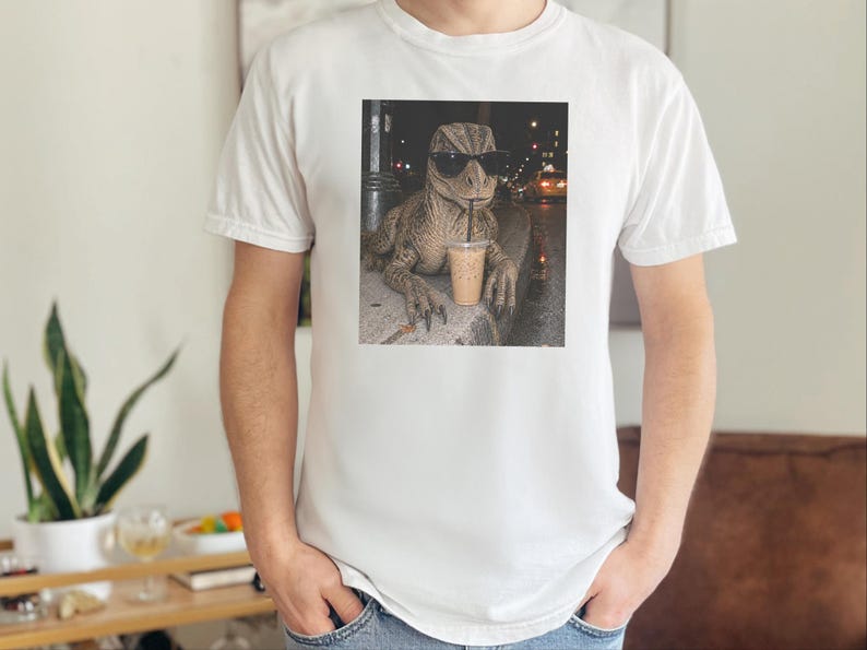 Camiseta de café helado con dinosaurios, regalo divertido para amantes de los dinosaurios, camiseta para amantes de los reptiles, regalo para adictos al café. imagen 7