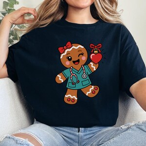 Christmas Nurse Shirt, Gingerbread Nurse Gift, Festive Nurse Sweatshirt, Holiday Medical Tee zdjęcie 1