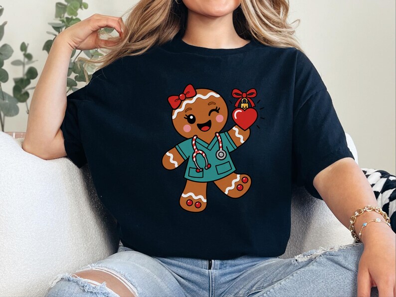 Christmas Nurse Shirt, Gingerbread Nurse Gift, Festive Nurse Sweatshirt, Holiday Medical Tee zdjęcie 1