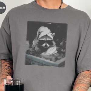 Waschbär Shirt | Waschbär in einem Spa, entspannendes Tiergrafik-T-Shirt Bild 3