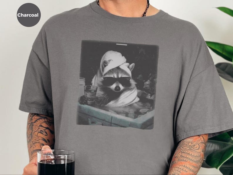 Waschbär Shirt | Waschbär in einem Spa, entspannendes Tiergrafik-T-Shirt Bild 3