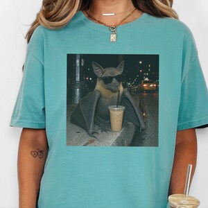 Maglietta con pipistrello e caffè, regalo per amanti dei pipistrelli, maglietta con caffè freddo, maglietta divertente con caffè, maglietta Weirdcore, maglietta con pipistrello e frutta immagine 3