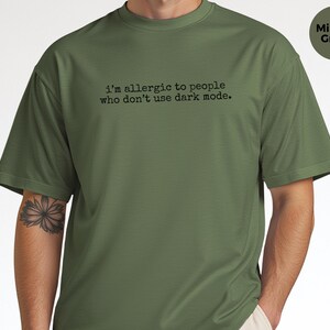 Camiseta "Sou Alérgico a Pessoas que Não Usam o Modo Escuro" - Camiseta engraçada para programadores e desenvolvedores, perfeita para amantes de tecnologia e código.