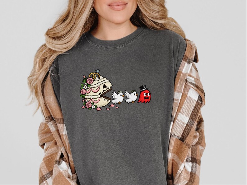 Gamer-Hochzeitsshirt, Geschenk für Gaming-Paare, Retro-Gaming-T-Shirt, Nerdiges Hochzeitsgeschenk, Pac-Man-Shirt Bild 5
