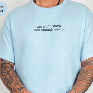 T-shirt humoristique sur le thème « Trop de travail, pas assez de camping », cadeau pour les amoureux du camping, humour au bureau, ambiance week-end, road trip image 4