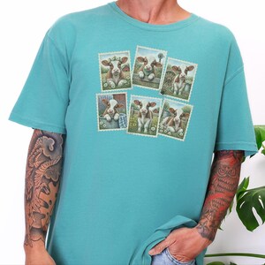 Camiseta vintage con estampado de vaca y sello postal, camiseta adorable de vaca bebé, regalo para amantes de los animales de granja, camiseta de estilo rústico campestre. imagen 6