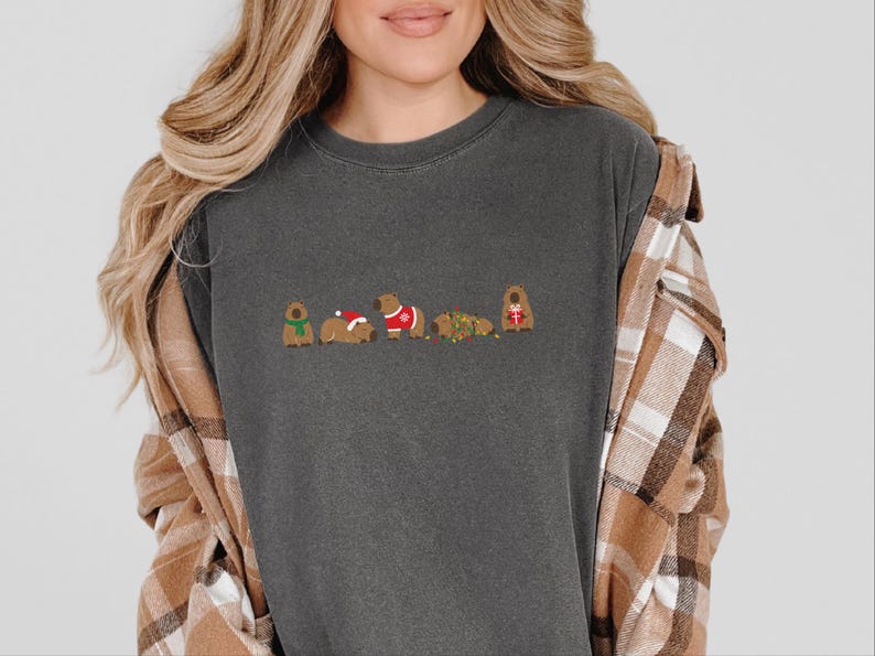 Weihnachtsshirt mit Wasserschweinmotiv, festliches Geschenk für Wasserschweinliebhaber, Tier-T-Shirt für Weihnachten, süßes Nager-Shirt für die Feiertage, Geschenk für Tierfreunde Bild 9