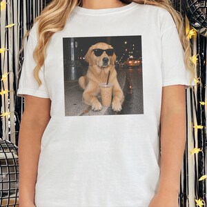 Maglietta con Golden Retriever, regalo per amanti dei cani, cane che beve caffè, regalo per la mamma di un Golden Retriever, maglietta con cane e caffè freddo immagine 5