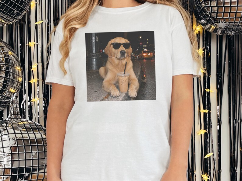 Maglietta con Golden Retriever, regalo per amanti dei cani, cane che beve caffè, regalo per la mamma di un Golden Retriever, maglietta con cane e caffè freddo immagine 5