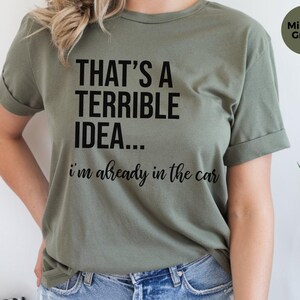 Witziges virales Top: „Das ist eine schreckliche Idee … ich sitze schon im Auto“ – Sarkastisches Damen-T-Shirt, Reise-Shirt, Abenteuerurlaubs-Shirt Bild 7