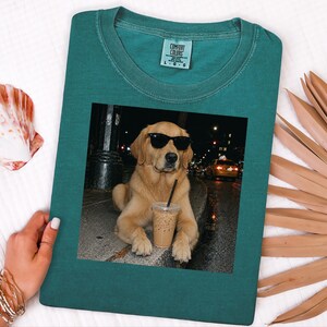 Maglietta con Golden Retriever, regalo per amanti dei cani, cane che beve caffè, regalo per la mamma di un Golden Retriever, maglietta con cane e caffè freddo immagine 1